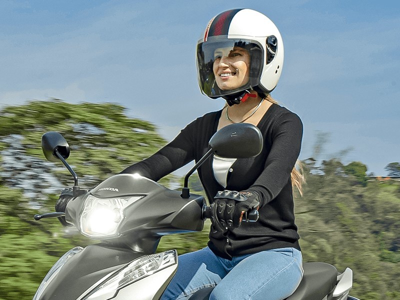 Mulheres e motos Honda: acessórios femininos para motociclistas.